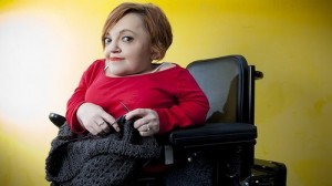 Donna con disabilità motoria che lavora a maglia.