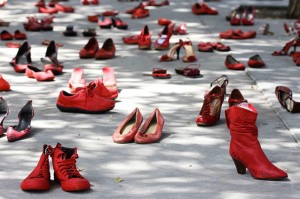 Tante scarpe rosse, uno dei simboli della lotta alla violenza contro le donne.