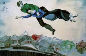 Marc Chagall, Sulla città, 1918, olio su tela, Galleria Tretyakov, Mosca. L’autore dell’opera si è ritratto mentre tiene tra le braccia sua moglie, Bella Rosenfeld, ed insieme volano nel cielo su Vicebsk, città natale dell’artista (oggi in Bielorussia).