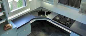 L’angolo di una cucina (lavabo e piano cottura) realizzato con criteri di accessibilità che facilitano la fruizione a persone che si spostano in sedia a rotelle.