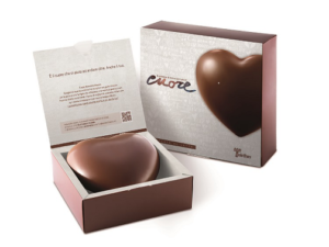 Il cuore di cioccolato al latte realizzato da Caffarel che si può acquistare presso i punti di raccolta gestiti dalla UILDM per sostenere la campagna “Telethon 2016″.