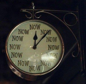 Immagine di un orologio nel quale tutti i numeri indicanti le ore sono sati sostituiti dalla parola “now” (adesso).