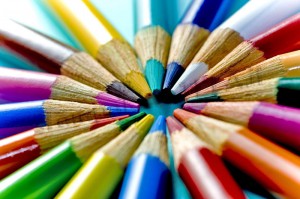 Un insieme di matite colorate.