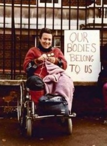 Gabriella Bertini a Firenze negli Anni Settanta, durante una manifestazione per i diritti delle persone con disabilità. Al suo fianco la scritta “Our bodies belong to us” (“I nostri corpi ci appartengono”).