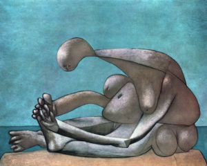 Una donna nuda, dalle fattezze volutamente sproporzionate, seduta su una spiaggia, si tocca un piede con entrambe le mani e guarda verso esso.