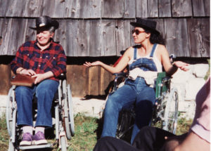 Mariangela (a destra) seduta sulla sedia a rotelle.