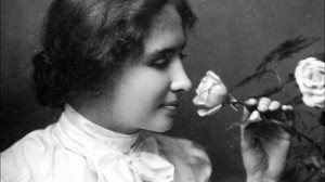 Una giovane Helen Keller (1880 –1968) – scrittrice, attivista e insegnante statunitense, sordo-cieca dall’età di 19 mesi –, ritratta nel gesto di annusare una rosa.