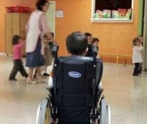 Uno studente con disabilità motoria in una scuola materna.
