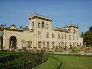 La facciata esterna della Villa Guicciardini Corsi Salviati.