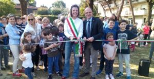 Giulia Deidda (al centro, con la fascia tricolore) taglia il nastro all’inaugurazione del parco giochi accessibile a Santa Croce sull’Arno. (fonte: «Il Tirreno»)