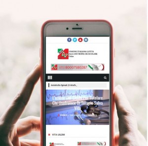 In uno smartphone è visualizzata l’home page del nuovo sito web della UILDM.