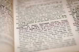 La pagina di un dizionario in cui è definita la parola "focus".