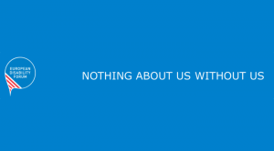 Il logo del Forum Europeo sulla Disabilità (European Disability Forum), e lo slogan “Niente su di noi senza di noi” (Nothing about us without us).