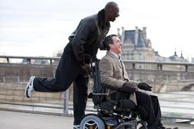 Un'immagine del film "Quasi amici" che raffigura una persona con disabilità assieme al proprio assistente personale.