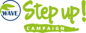 Il logo della campagna “Step up!” di WAVE, la Rete Europea contro la violenza alle donne. Esso reca la scritta in verde “Step up! Campaign”, ed un cerchio blu che racchiude la scritta WAVE ed una piccola onda verde.