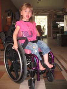 Una bambina con disabilità motoria.