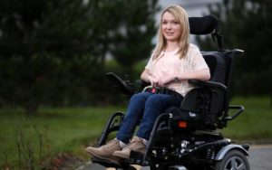 Una ragazza con disabilità motoria.