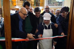 Inaugurazione de “La Botteguccia”, a Pontedera, il momento del taglio del nastro.