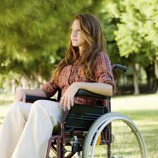 Una donna con disabilità motoria.