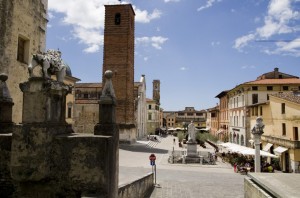 Una foto di Piazza Duomo, nel cuore di Pietrasanta.