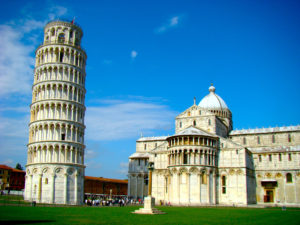 Una foto panoramica di Piazza dei Miracoli a Pisa, con la torre pendente ed il Duomo in primo piano.