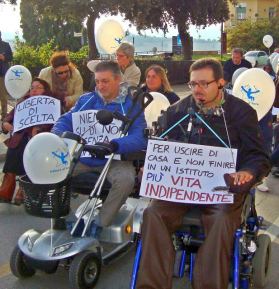 Una manifestazione per la vita indipendente delle persone con disabilità a Fermo, nelle Marche, organizzata nel novembre dello scorso anno dalla rete Liberi di Fare.