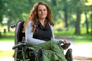 Una giovane donna con disabilità motoria.