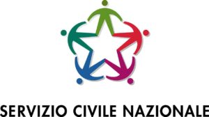 Il logo del Servizio Civile Nazionale reca la scritta della denominazione del servizio ed il disegno di cinque figure umane stilizzate, colorate con cinque diversi colori, con le gambe e le braccia aperte, disposte in cerchio a raffigurare una stella.  