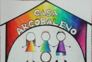 Il logo della “Casa Arcobaleno” consiste nel disegno minimalista di una casa, all’interno della quale si trovano tre figure umane stilizzate. Sia la casa che le figure umane sono colorate con i colori dell’arcobaleno.