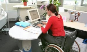 Una lavoratrice con disabilità lavora al computer.