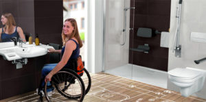 Un bagno dotato di accorgimenti di accessibilità per persone con disabilità motoria.