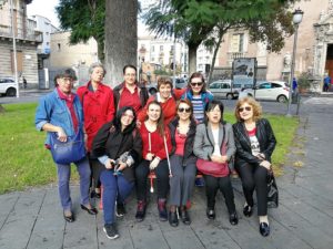 Una foto di gruppo sulla panchina rossa, in piazza Cavour, a Catania, dove le donne delle sezioni locali dell’UICI e dell’UDI si sono incontrate per dire no alla violenza sulle donne.