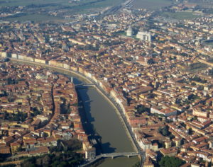 Il panorama della città di Pisa visto dall’aereo.