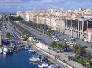 Una foto panoramica della città di Cagliari che mostra una delle sue vie principali (Via Roma).