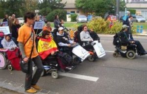 Alcune tra le tante persone con disabilità che hanno sfilato nel 2015 per le strade di Bruxelles, rivendicando il diritto alla vita indipendente, in occasione del “Freedom Drive” organizzato da ENIL (European Network on Independent Living).