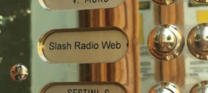 Il citofono nel quale figura il campanello di Slash Radio Web.