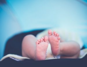 I piedi di un neonato.