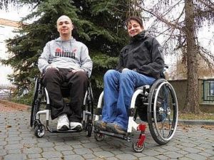 Un uomo ed una donna, entrambi con disabilità motoria.