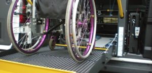 Particolare di un veicolo dotato di pedana per il trasporto di persone con disabilità motoria.