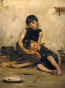 Thomas Benjamin Kennington, Ritratto sulla povertà, 1885. Il dipinto raffigura due minori seduti sul pavimento, uno adagiato sulle gambe dell’altro. Hanno abiti consunti, sono scalzi. Sul pavimento, davanti a loro, un piatto sberciato contiene un piccolo tozzo di pane.