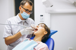 Un dentista visita una paziente.