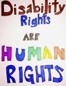 Un poster realizzato negli Stati Uniti, con la scritta “Disability Rights are Human Rights”, ovvero “I diritti delle persone con disabilità sono diritti umani”.