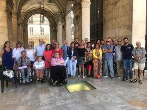 Un momento della presentazione pubblica del nuovo servizio taxi pensato anche per persone con disabilità motoria del comune di Pisa.
