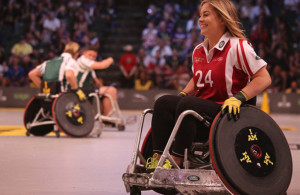 Alcune persone con disabilità motoria mentre fanno sport.
