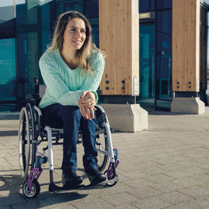 Una giovane donna paraplegica.