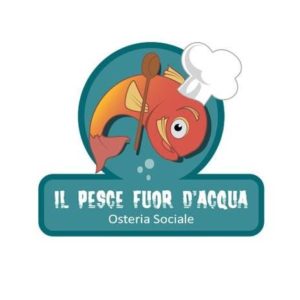 Il logo dell'osteria sociale "Il pesce fuor d'acqua" delle Cascine di Buti contiene il nome dell'osteria ed il disegno di un simpatico pesce rosso col cappello da cuoco ed un mestolo.